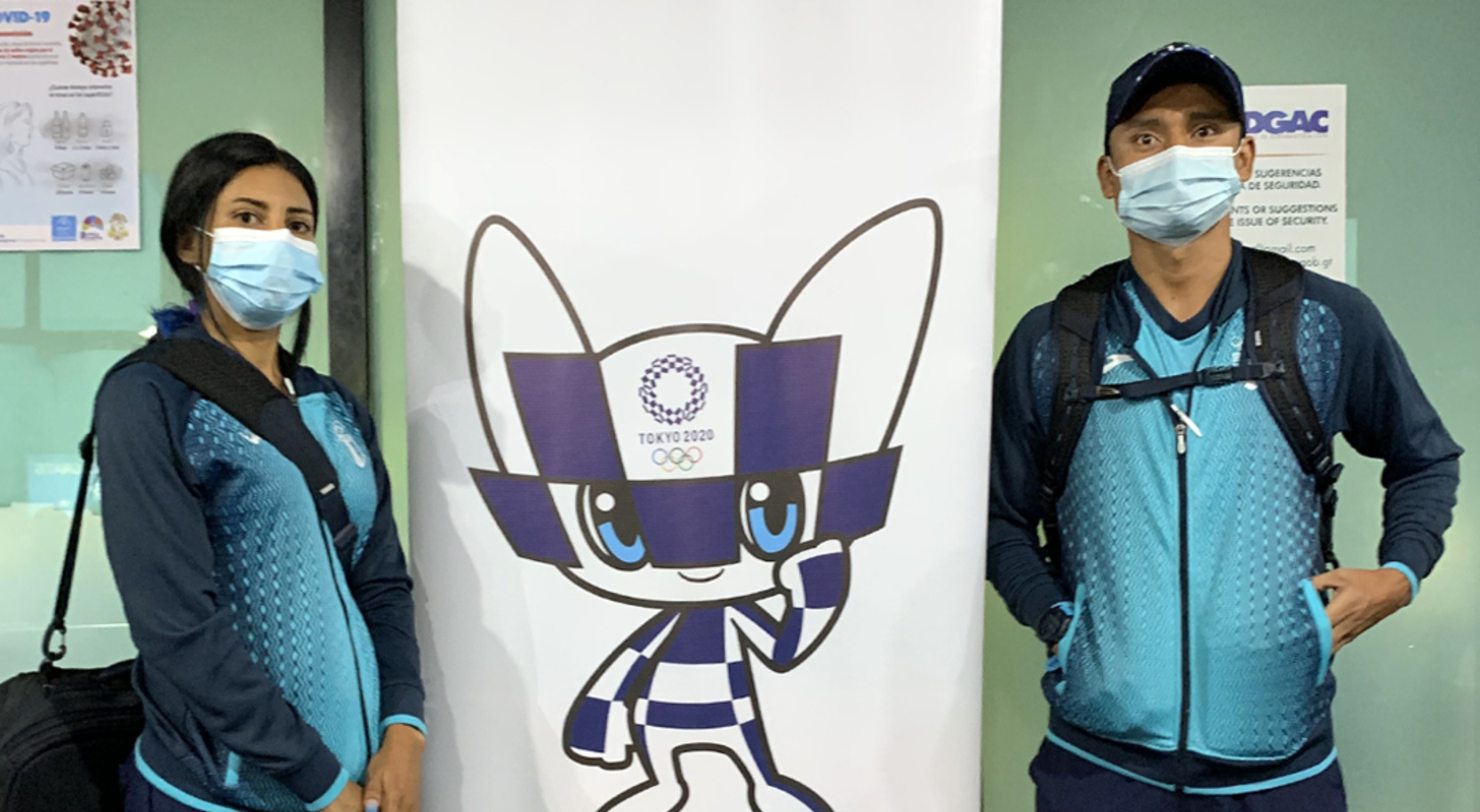 Mirna Ortiz y Erick Barrondo posan con un vinil de la mascota de Tokio 2020 antes de viajar a Japón para participar en los Juegos Olímpicos. Foto Prensa Libre: COG.