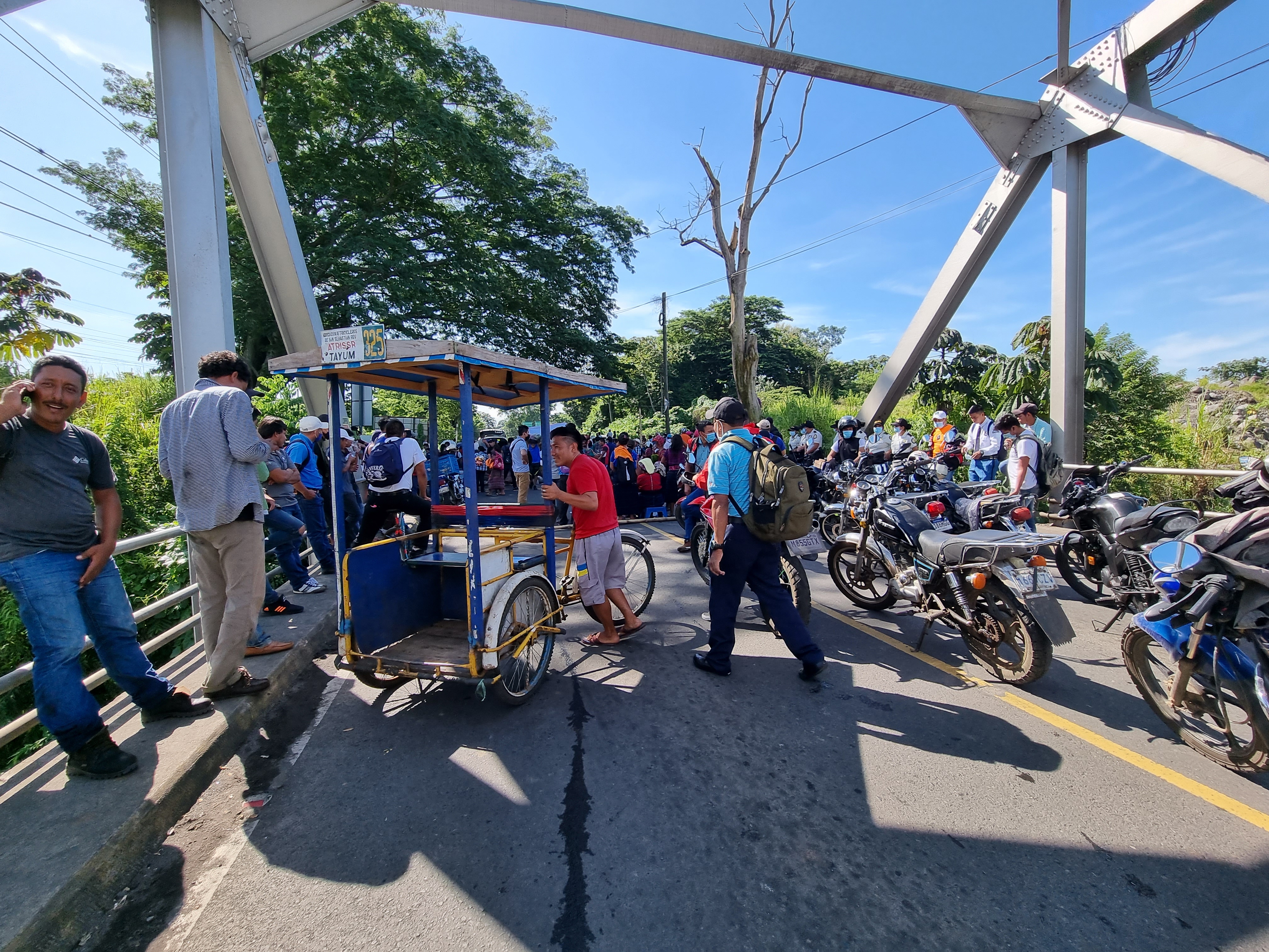 Manifestación en el puente Castillo Armas, en Retalhuleu, donde pobladores piden la renuncia de Giammattei y la fiscal Consuelo Porras. (Foto Prensa Libre: Victoria Ruiz)