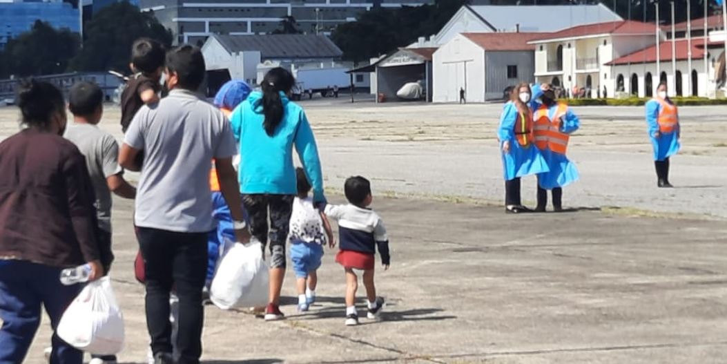 Familias guatemalteca son deportadas desde Estados Unidos. (Foto Prensa Libre: Migración)