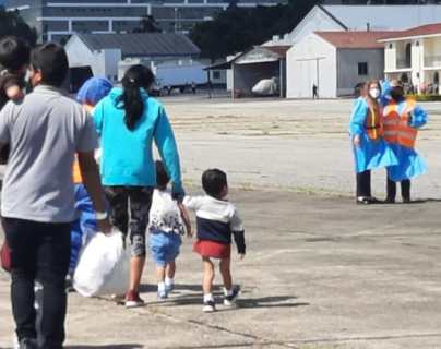 EE. UU. comienza con deportaciones rápidas de unidades familiares de migrantes guatemaltecos
