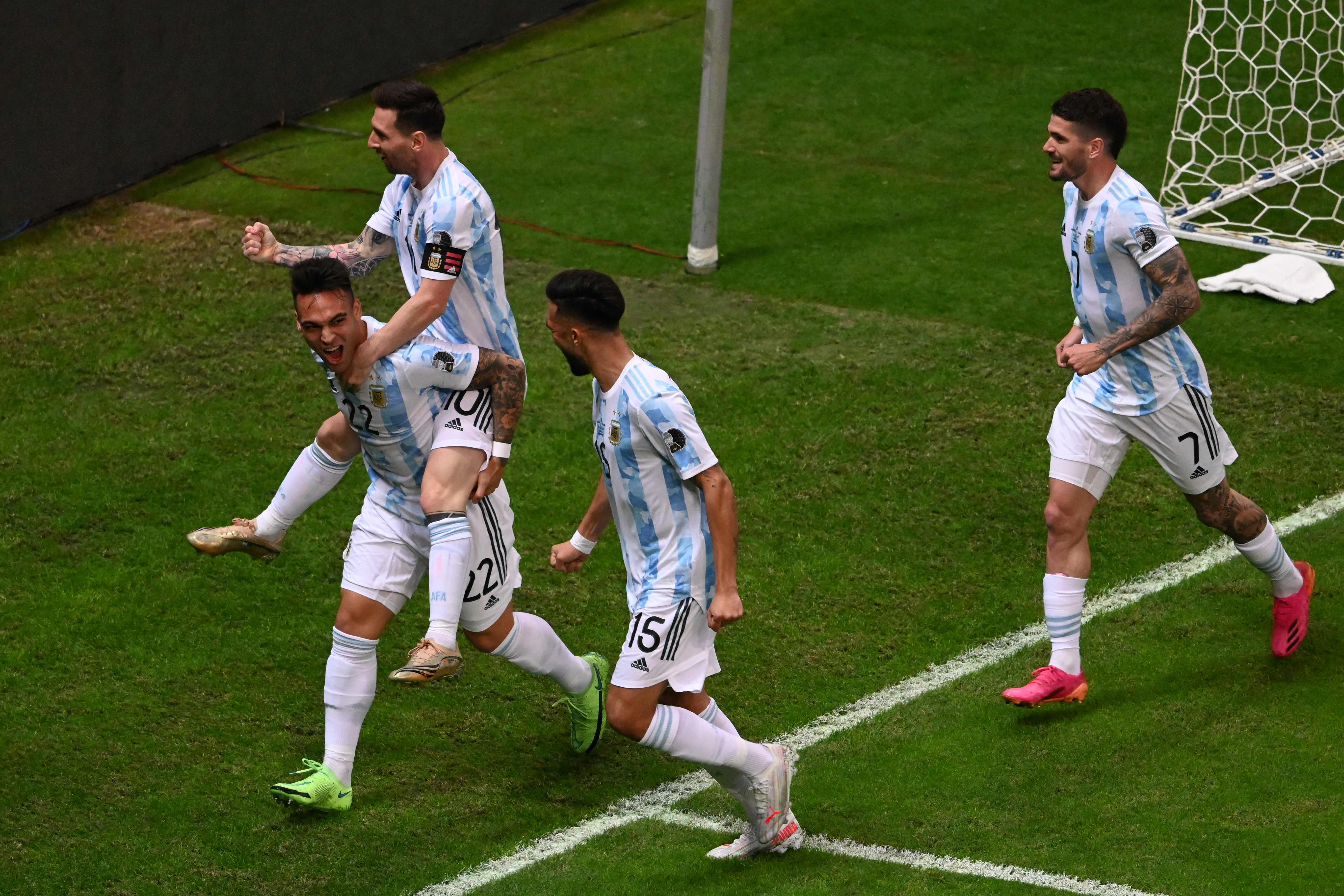 Lautaro Martinez (I) celebra con Leo Messi a las espaldas y otros compañeros el gol que marcó ante Colombia. Foto Prensa Libre: AFP.