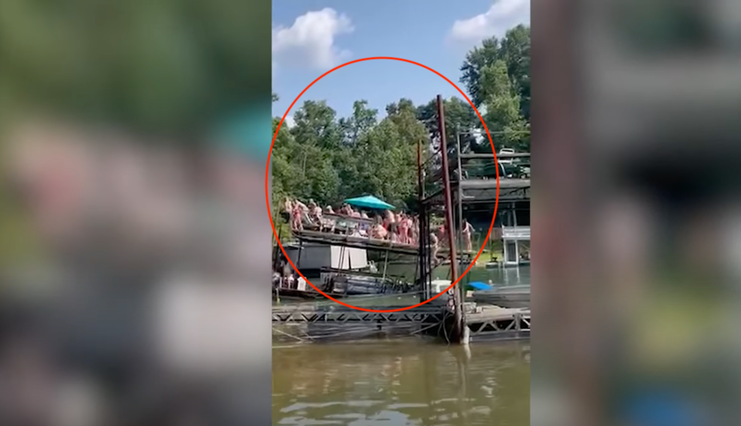 Video: captan dramático accidente en el que una estructura flotante se hunde con varias personas encima