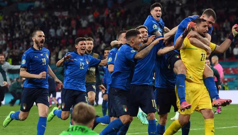 El festejo de los jugadores italianos con su guardameta Donnarumma tras la tanda de penaltis. (Foto Prensa Libre: EFE)