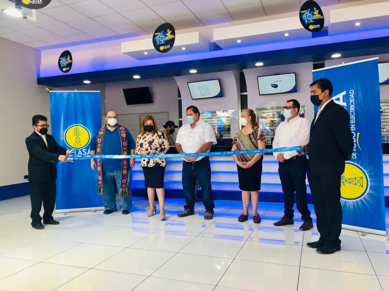 Ejecutivos de Celasa inauguraron la nueva tienda en Gustatoya, El Progreso. Foto Prensa Libre: Cortesía. 