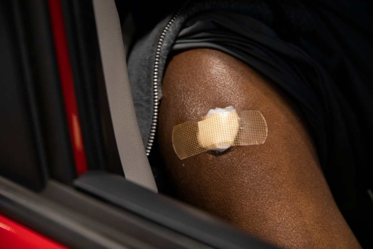El brazo de una persona después de recibir una vacuna contra la COVID-19 en un centro de vacunación desde el automóvil en Columbus, Ohio, el 13 de mayo de 2021. (Foto Prensa Libre: Maddie McGarvey/The New York Times)