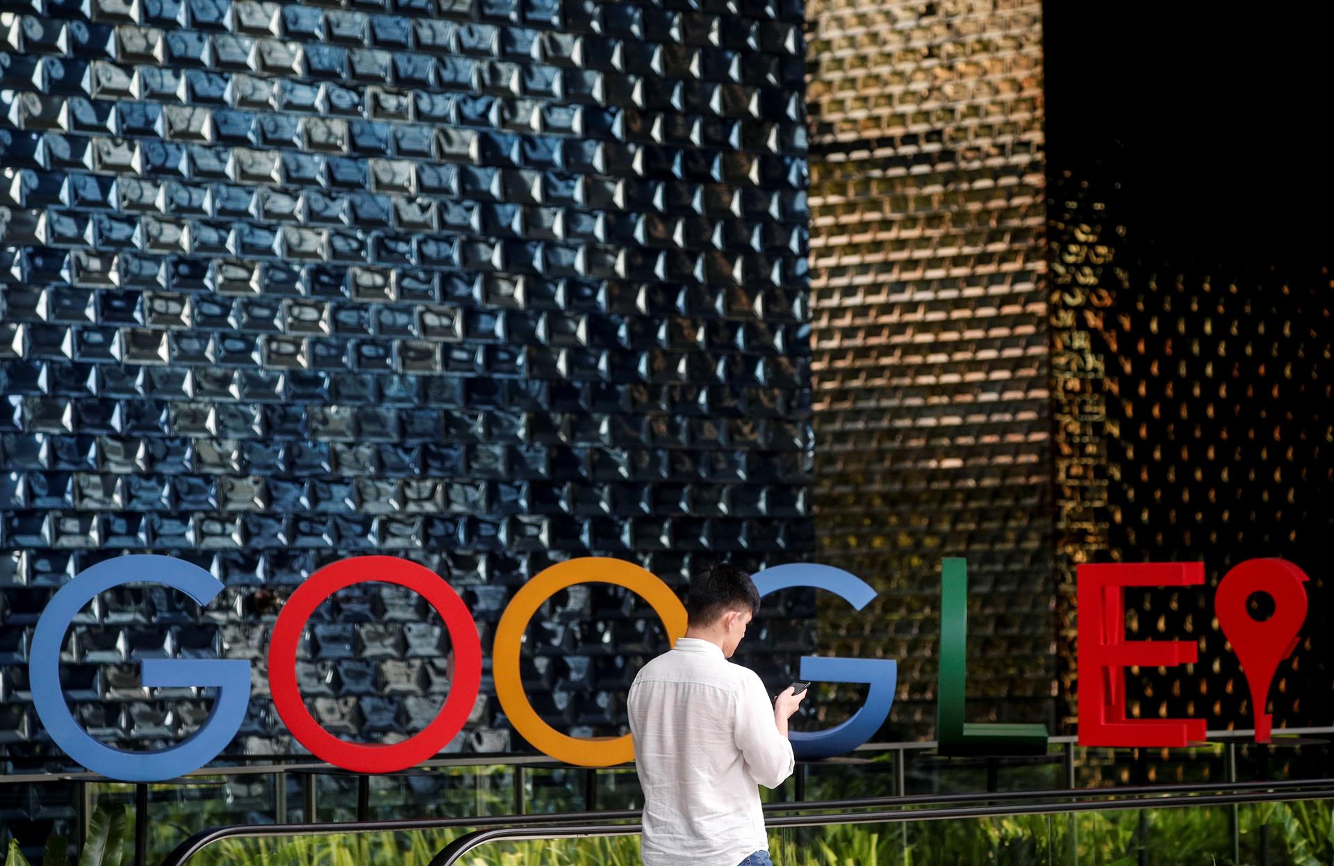 Google exigirá a empleados en sus oficinas que estén vacunados contra covid-19. (Foto Prensa Libre: EFE)