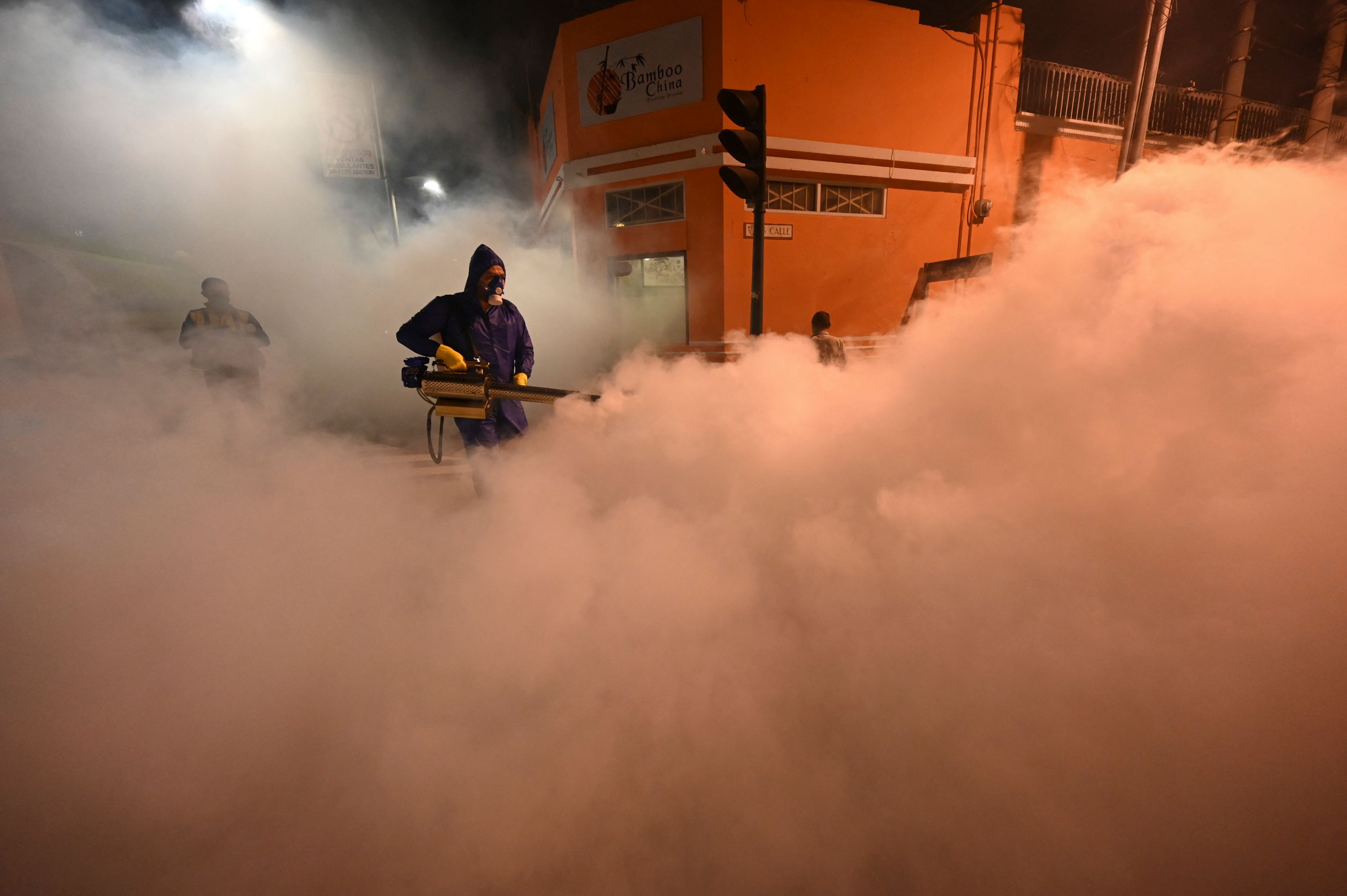 Desinfectan calles del Centro Histórico ante nueva ola de contagios. (Foto Prensa Libre: AFP) 