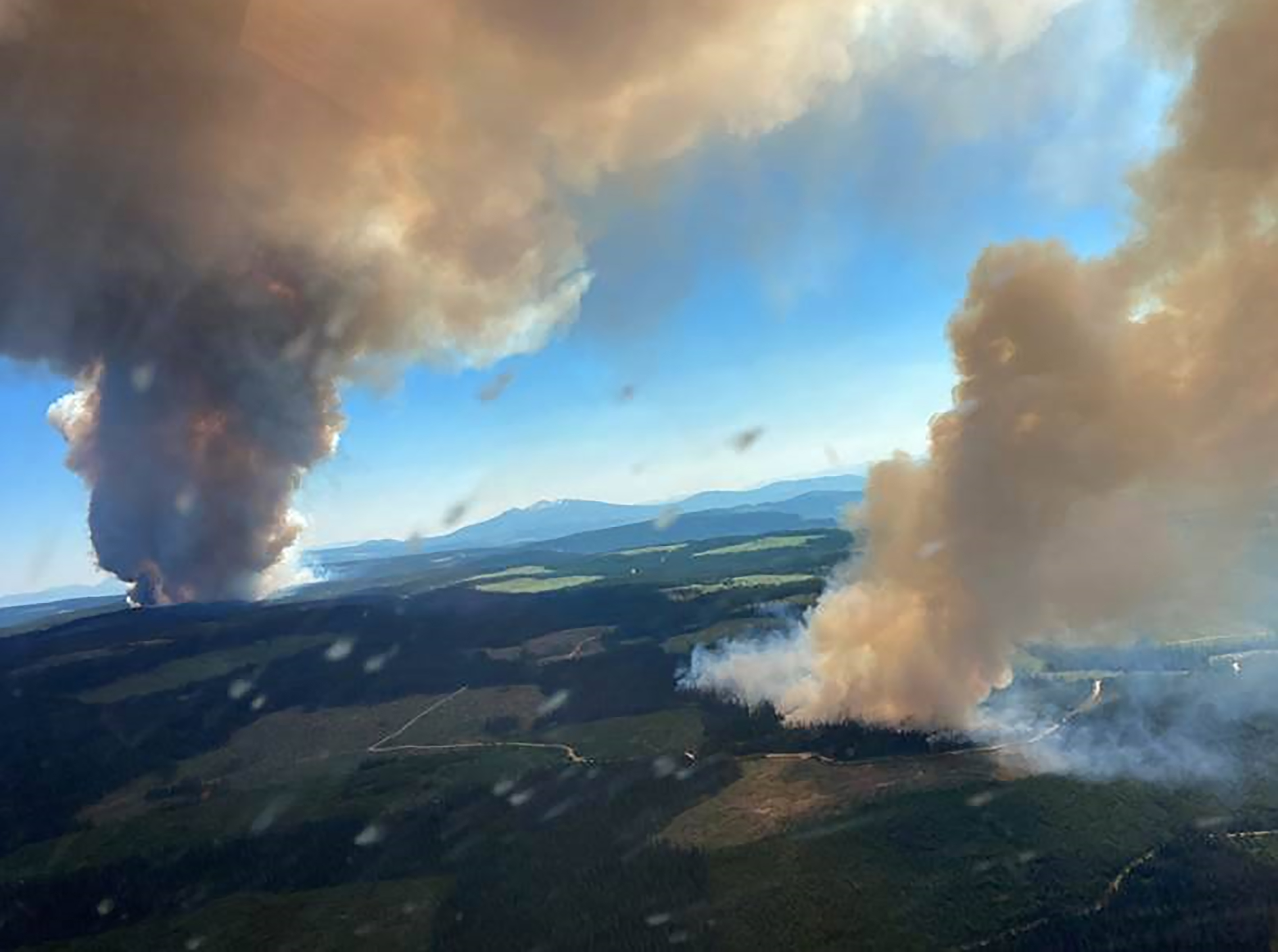 Imagen proporcionada por el BC Wildfire Service de los incendios forestales de Long Loch y Derrickson Lake ardiendo en la Columbia Británica, Canadá, el 30 de junio de 2021. (Foto Prensa Libre: BC Wildfire Service via The New York Times)