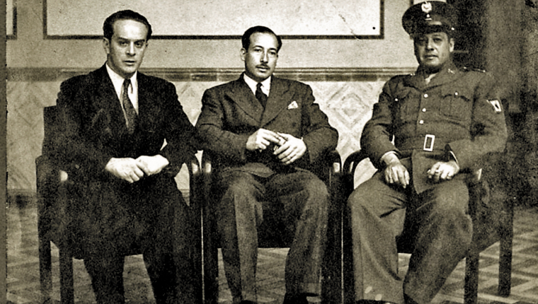 JUNTA REVOLUCIONARIA El Capit·n Jacobo Arbenz Guzm·n, el ciudadano Jorge Toriello y el Mayor Francisco Javier Arana integran la primera Junta Revolucionaria, reconocida por Estados Unidos.