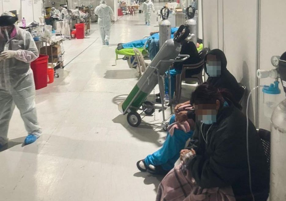 En sillas y con oxígeno permanecen pacientes con coronavirus en el Hospital Parque de la Industria, debido a la gran cantidad de casos que se registran en el país. (Foto Prensa Libre)