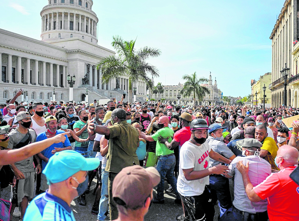Una serie de manifestaciones sin precedentes con consignas de “¡Libertad!” y “¡Abajo la dictadura!” estallaron el  domingo 11 de julio en Cuba. (Foto Prensa Libre: AFP)