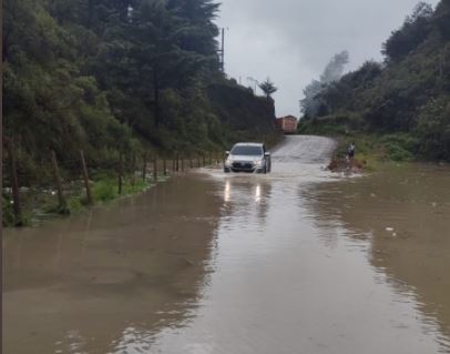 Inundación en carretera rural de la aldea Nubil Wits, Santa Eulalia, Huehuetenango. (Foto Prensa Libre: Conred) 