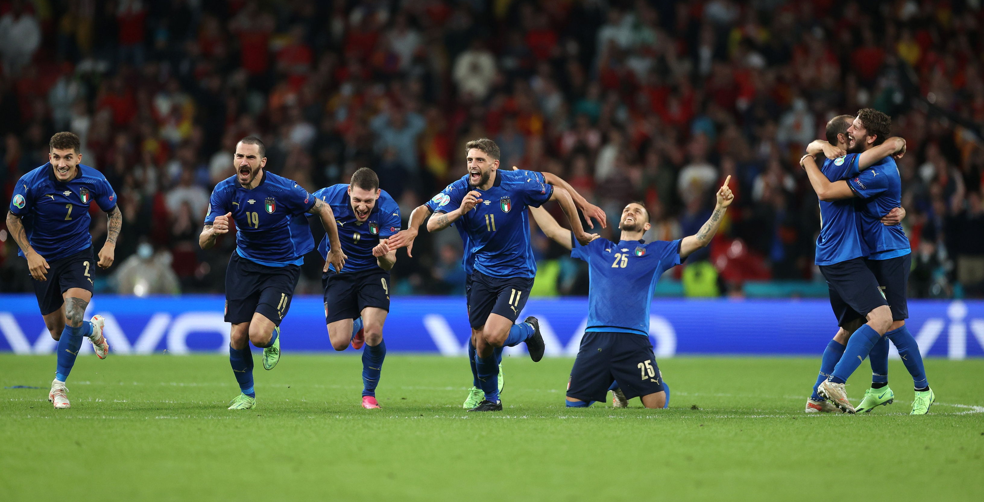 Los jugadores de Italia celebran la victoria en penales ante España. Foto @azzurri