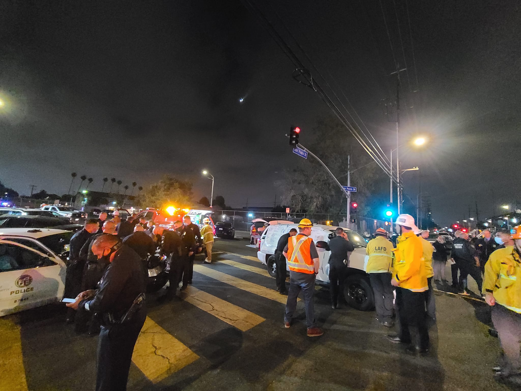 Una explosión controlada que llevaba a cabo el escuadrón antibombas de Los Ángeles resultó en una operación fallida con 17 heridos. (Foto Prensa Libre: LAPD)