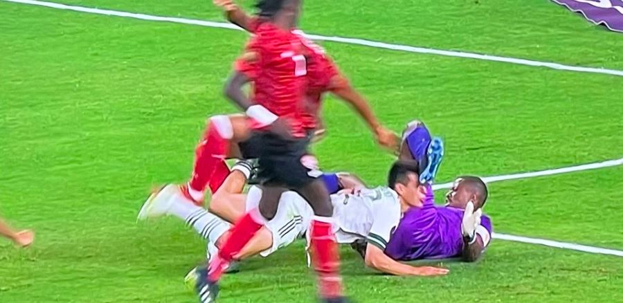 ¡Escalofriante golpe! El ‘Chucky’ Lozano sale en camilla del partido México – Trinidad y Tobago en la Copa Oro