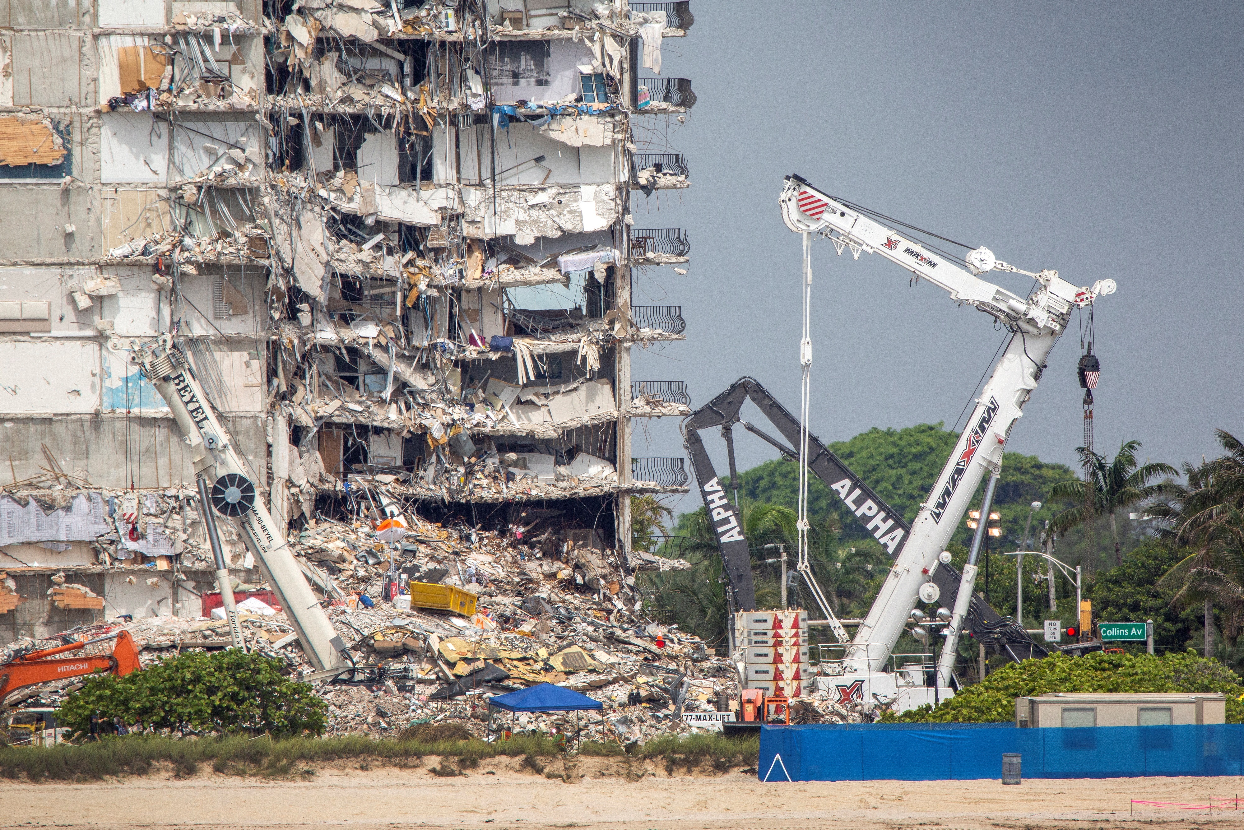 Al menos 121 personas continúan desaparecidas luego del colapso de un edificio en Miami – Dade, Florida. (Foto Prensa Libre: EFE)