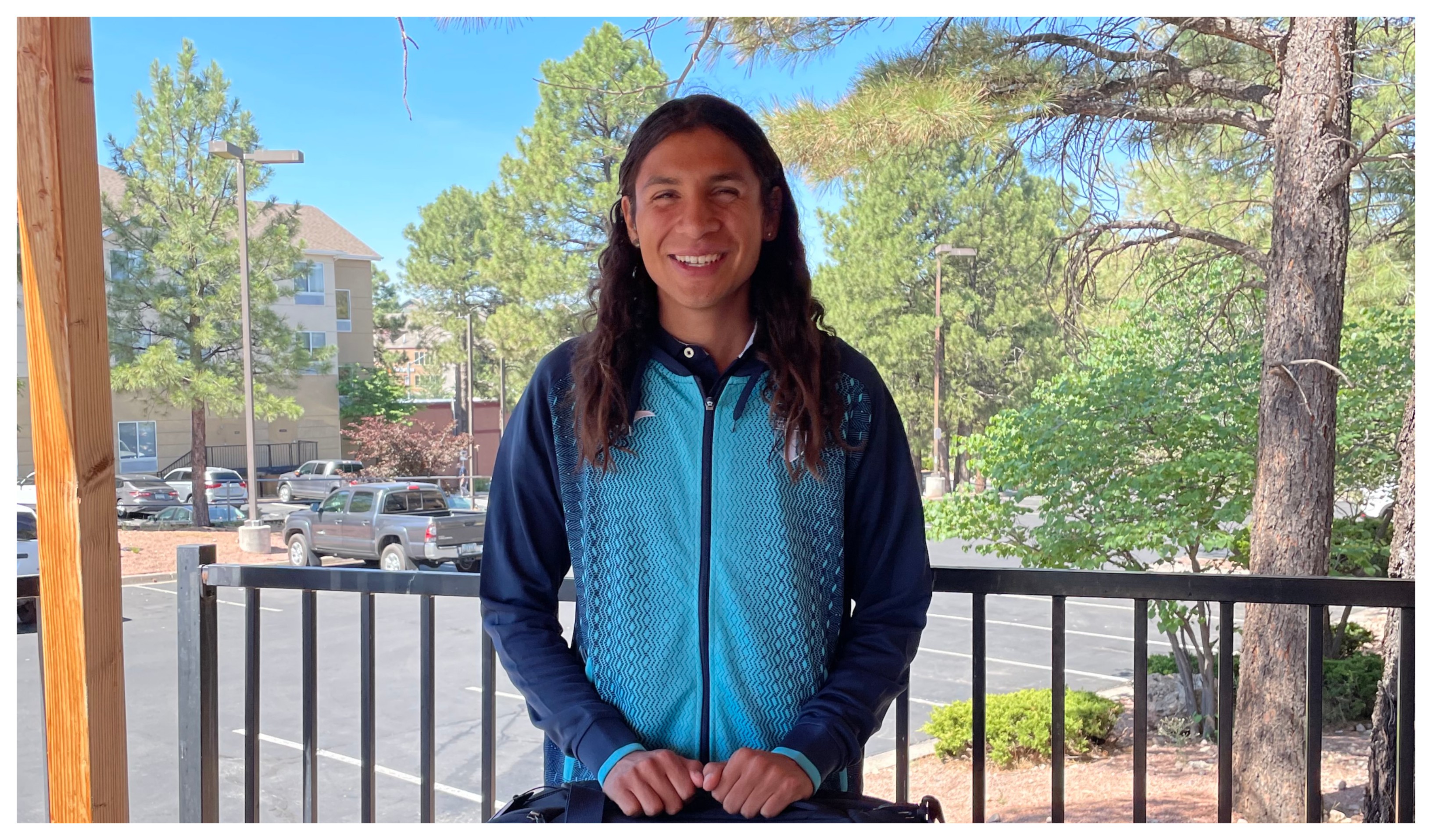 Luis Grijalva posa con el uniforme que la delegación de Guatemala utilizará en los Juegos Olímpicos de Tokio 2020. (Fotos FNA).