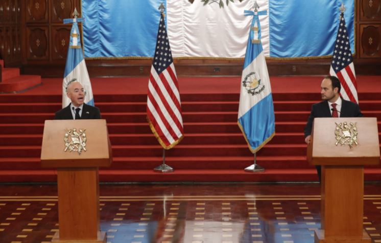 Alejandro Mayorkas, secretario de Seguridad de EE. UU. y el canciller Pedro Brolo informan sobre temas tratados en reunión. (Foto Prensa Libre: Esbin García)
