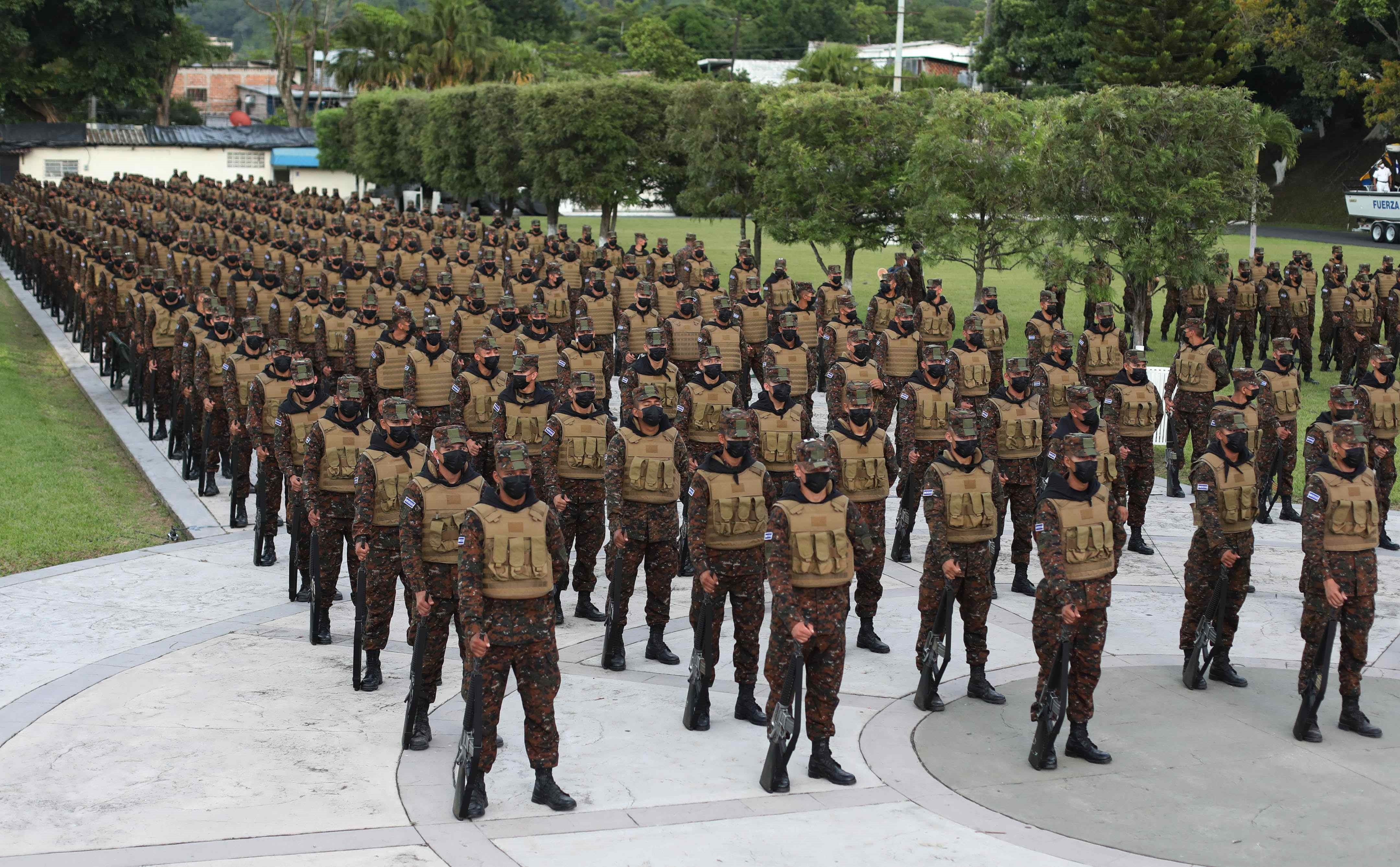 Un grupo de mil 46 militares fueron incorporados este lunes a un plan de seguridad contra las pandillas, con lo que suman más de 10 mil elementos de la Fuerza Armada desplegados en todo El Salvador, de los 20 mil 200 soldados activos. (Foto Prensa Libre: EFE)