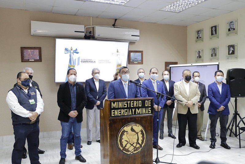 Funcionarios del MEM son acompañados en la conferencia de prensa por representes del  sector eléctrico como CNEE, AMM, las asociaciones de generadores, distribuidoras, comercializadores, la Gremial de Grandes Usuarios y otros.  (Foto, Prensa Libre: MEM).