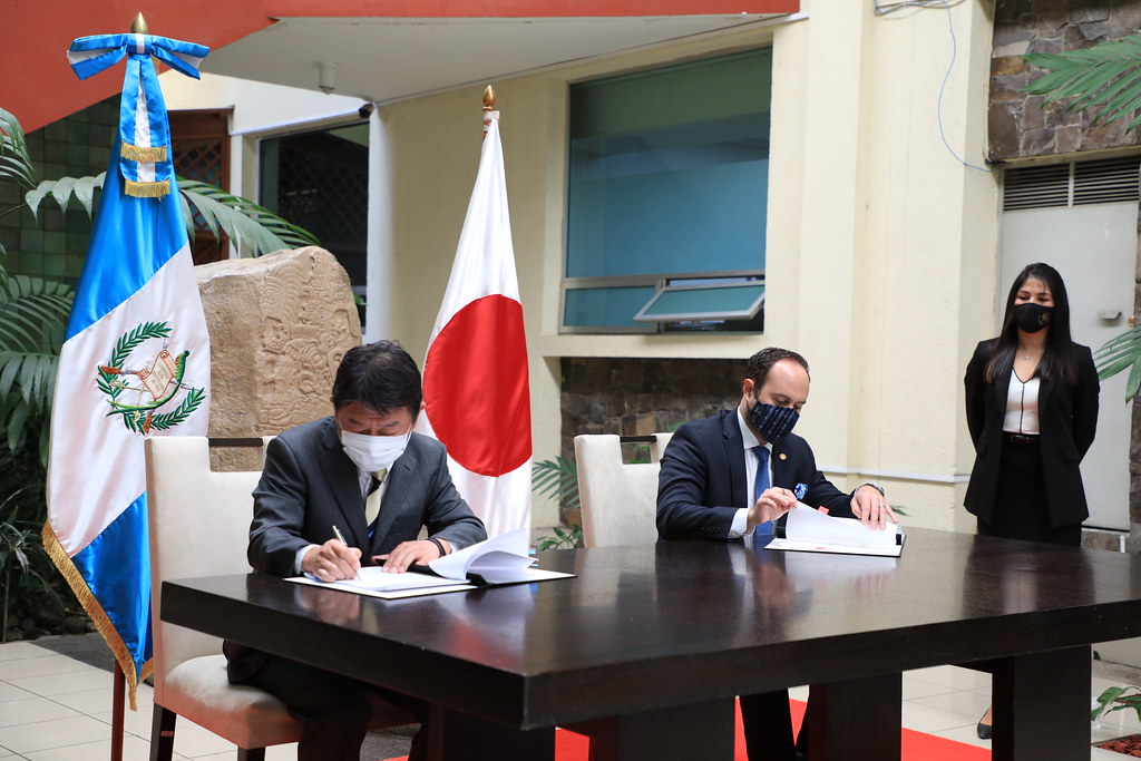 El ministro de Asuntos Exteriores de Japón, Toshimitsu Motegi, y canciller Pedro Brolo firman acuerdo para ayudar a damnificados por tormentas. (Foto Prensa Libre: Gobierno de Guatemala)