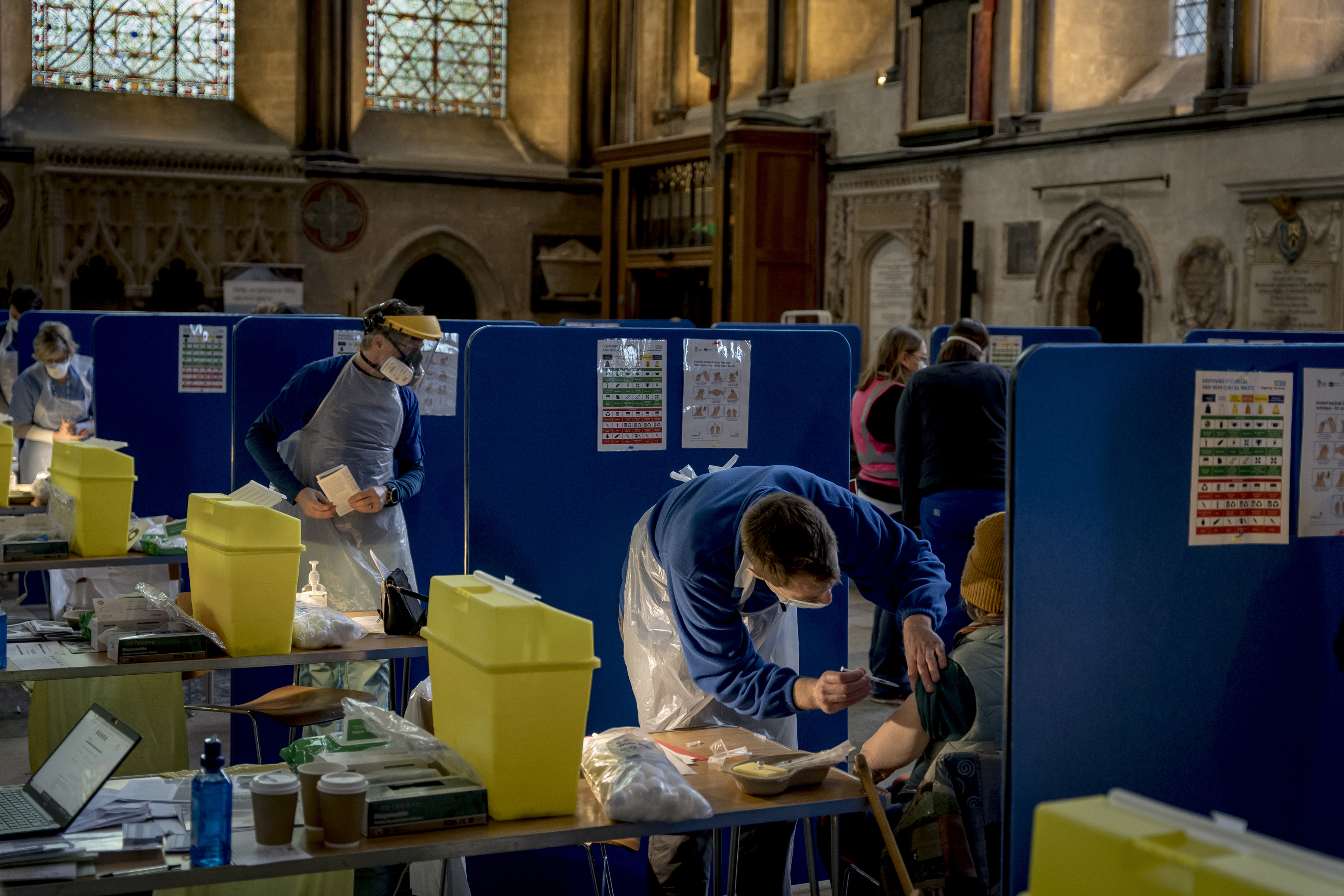 Un centro de vacunación masiva en la catedral de Salisbury, Inglaterra, el 23 de enero de 2021. (Andrew Testa/The New York Times)