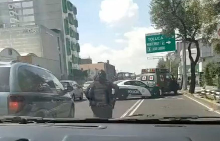 Policía intercepta a militares que arrollaron a una persona en la Ciudad de México. (Foto Prensa Libre: Tomada de Infobae) 