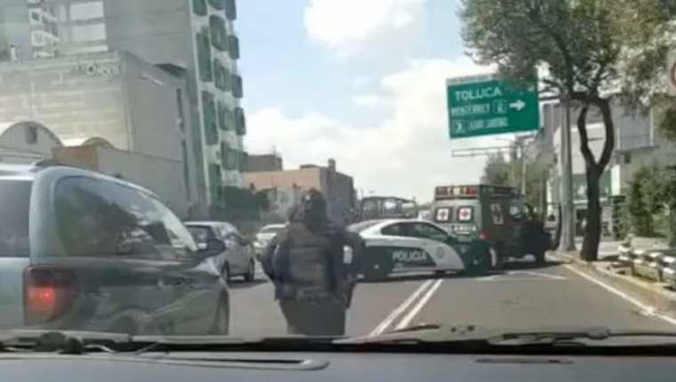 Policía intercepta a militares que arrollaron a una persona en la Ciudad de México. (Foto Prensa Libre: Tomada de Infobae) 