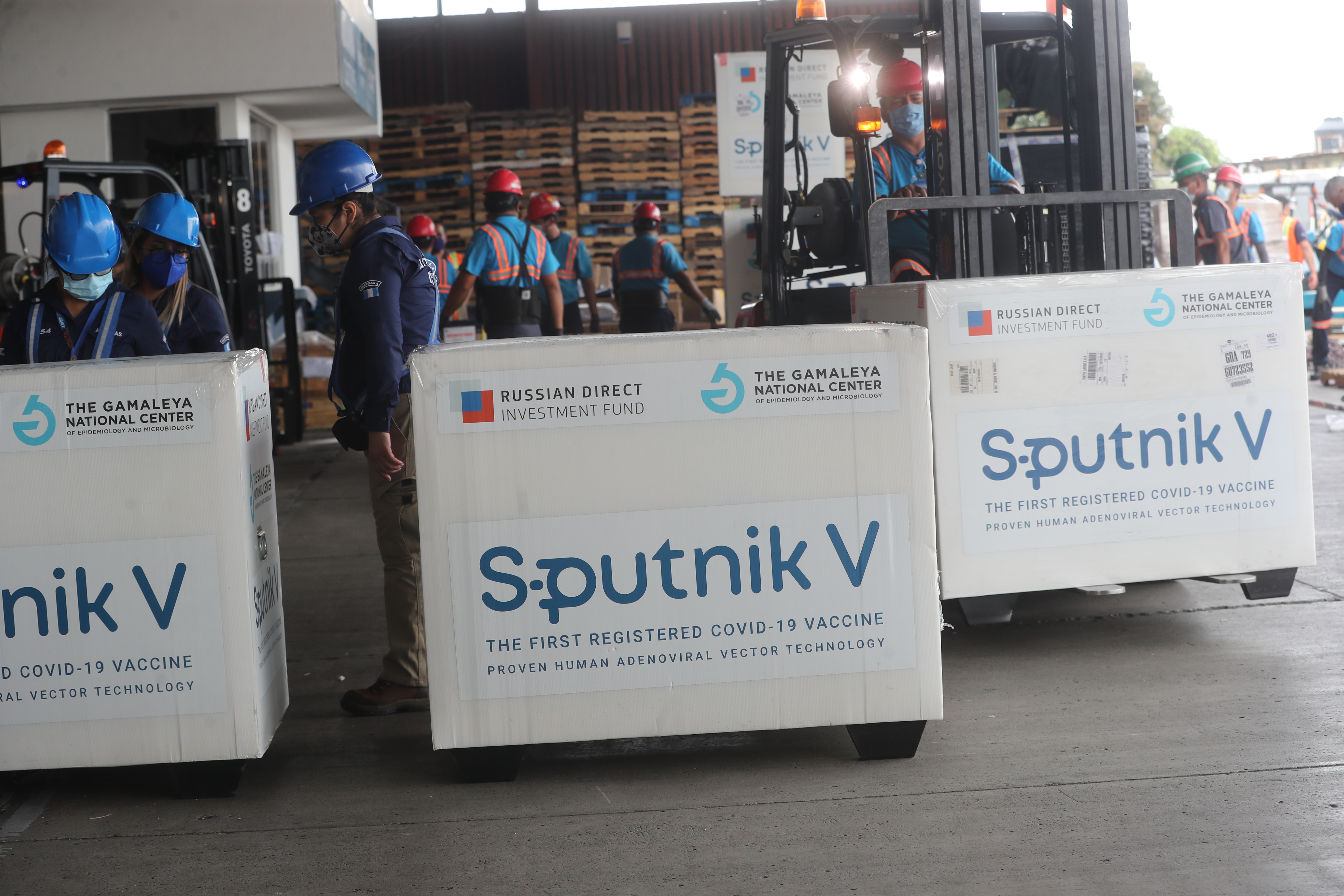 Un lote de 200 mil dosis de Sputnik V arrib a Guatemala este 3 de julio del 2021 al Aeropuerto Internacional La Aurora via Combex. Fotografa. Erick Avila: 03/07/2021