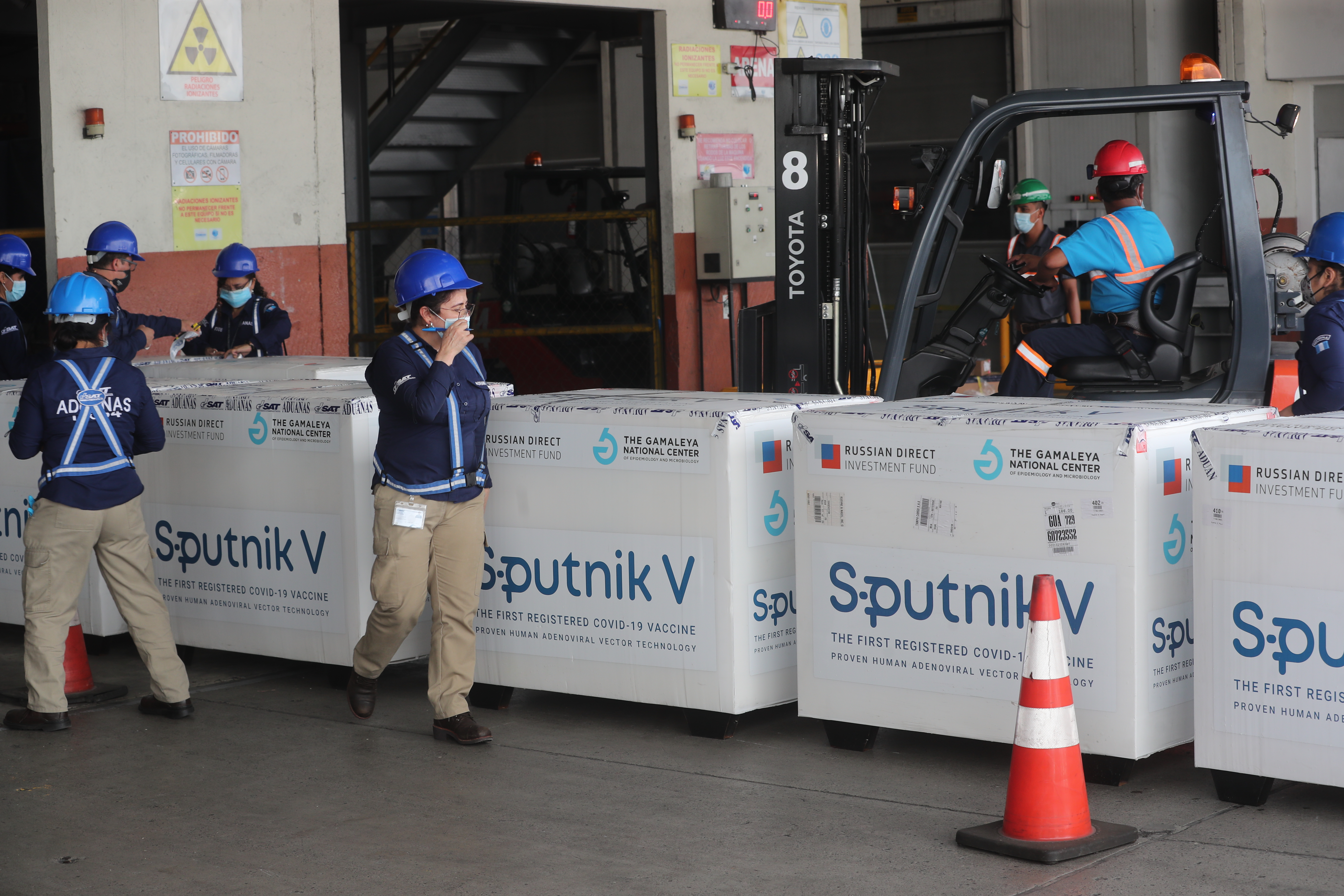 Un lote de 200 mil dosis de Sputnik V arriba a Guatemala el 3 de julio del 2021 al Aeropuerto Internacional La Aurora, vía Combex.
(Foto Prensa Libre: HemerotecaPL)

Fotografa. Erick Avila:                           03/07/2021