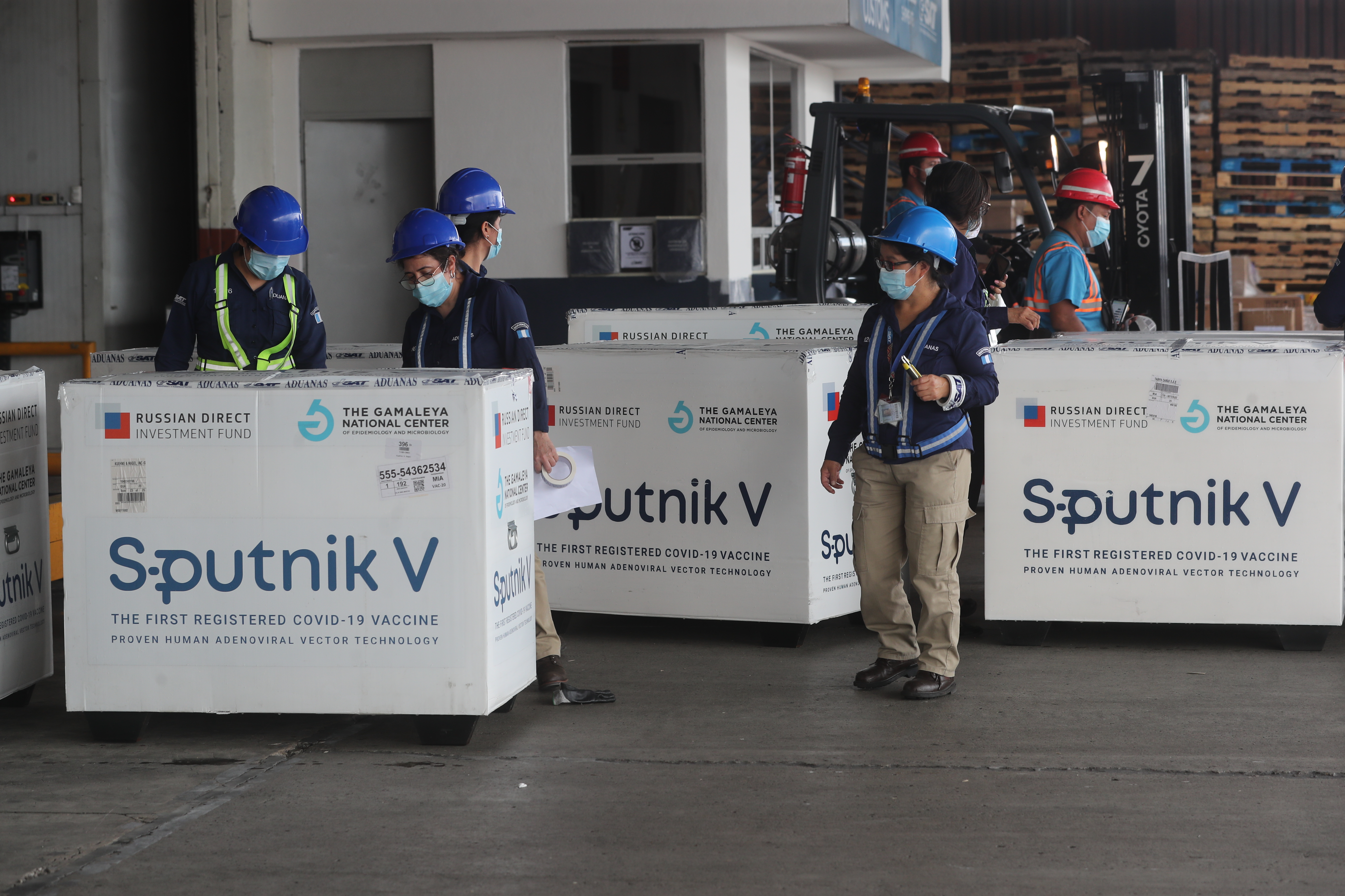 Un lote de vacunas Sputnik V arriba a Guatemala. Mucha gente desconfía de la eficacia de este fármaco. (Foto Prensa Libre: Érick Ávila)