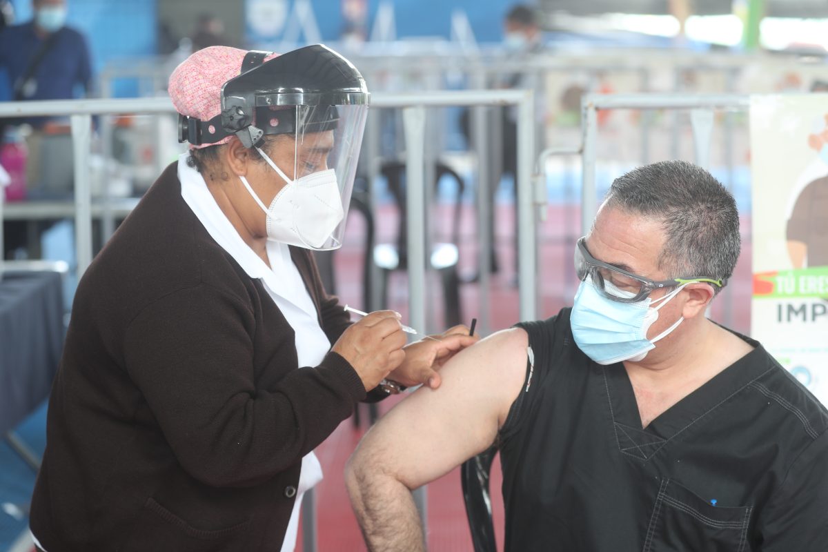 120 mdicos del Instituto Guatemalteco Seguridad Social IGSS fueron vacunados contra COVID 19 en el polideportivo Gerona. Fotografia. Erick Avila: 06/03/2021
