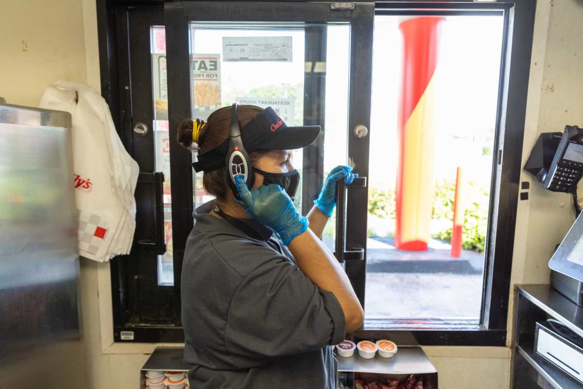 En algunos restaurantes de comida rápida de Estados Unidos, ya no hay trabajadores en las líneas de servicio para llevar. (Lynsey Weatherspoon/The New York Times)