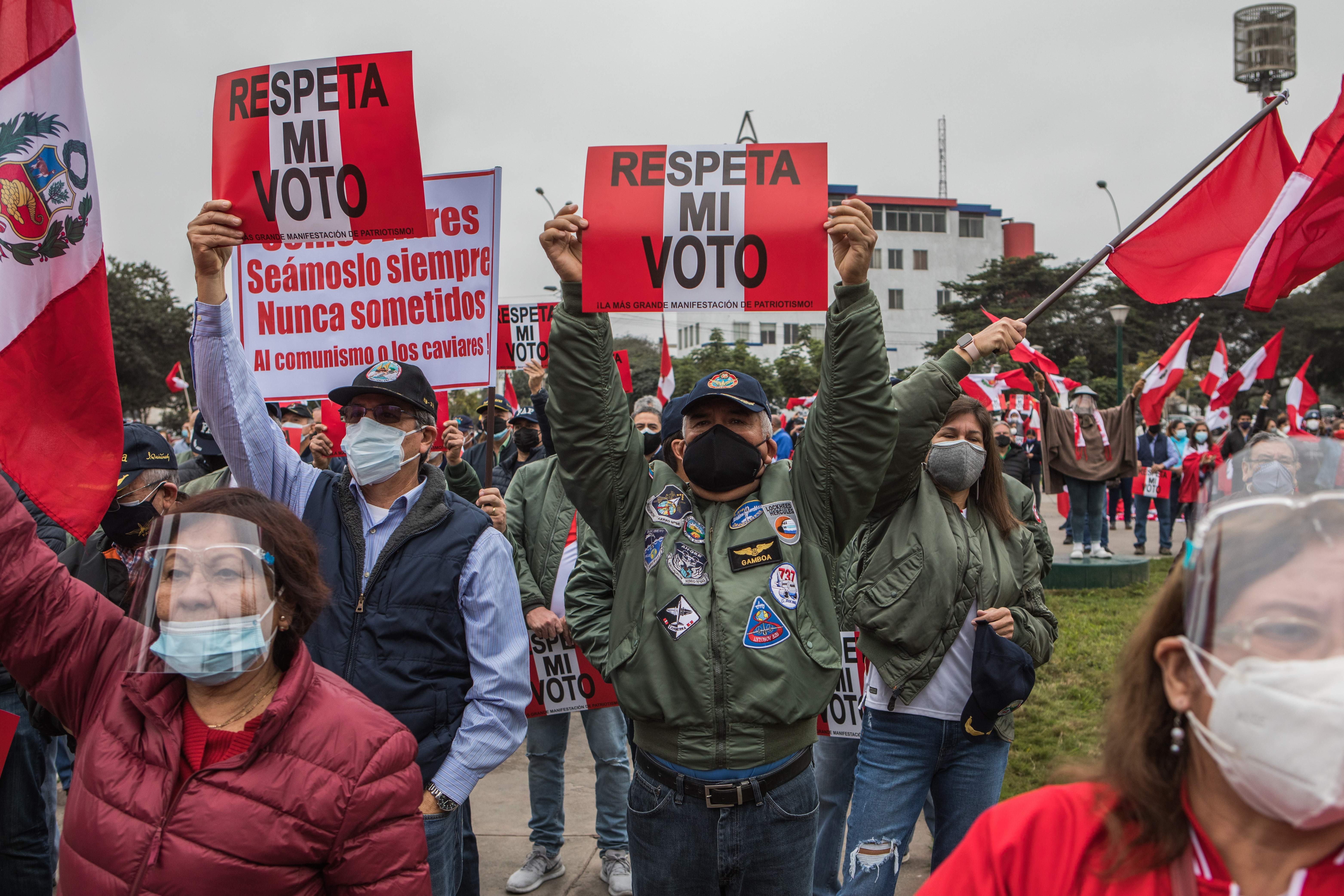 Partidarios de Keiko Fujimori, candidata presidencial peruana de derecha, protestan en Lima, capital de Perú, el 30 de junio de 2021. (Foto Prensa Libre: Marco Garro/The New York Times)