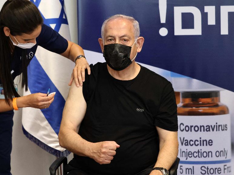 El ex primer ministro israelí, Benjamin Netanyahu, recibe una tercera dosis de la vacuna Pfizer / BioNTech Covid-19 en Tel Aviv. (Foto Prensa Libre: AFP) 