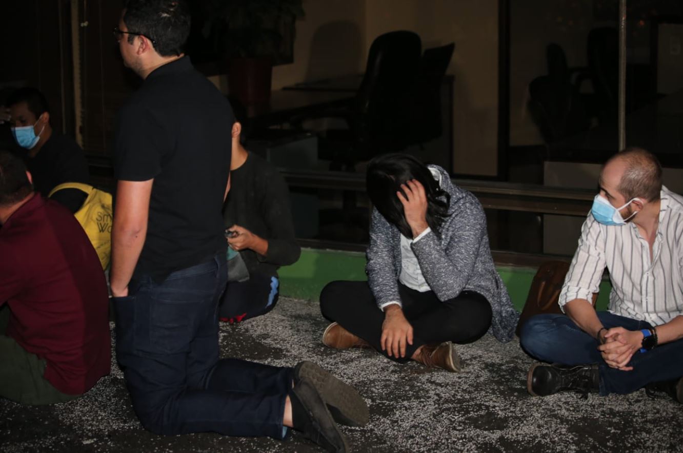 Al notar la llegada de la PNC, los participantes de la fiesta intentaron ocultarse. (Foto Prensa Libre: Twitter de la PNC)