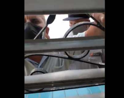 Video: Fuerza policial cubana entra a vivienda y frente a su familia dispara a hombre que participó en manifestaciones