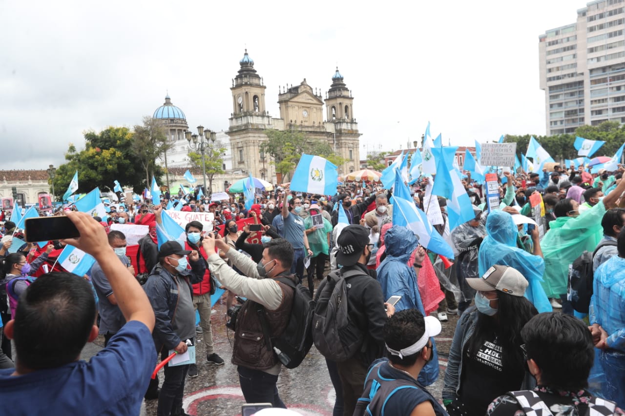 Manifestantes se reúnen en la Plaza de la Constitución para exigir la renuncia de la fiscal Consuelo Porras. (Foto Prensa Libre: Erick Ávila)