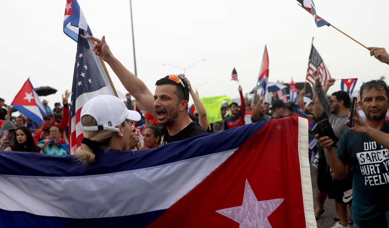 Manifestantes muestran su apoyo a la gente en Cuba que ha salido a las calles a protestar en Miami, Florida. (Foto Prensa Libre: AFP)