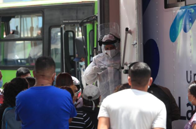 Guatemaltecos acuden a laboratorio móvil en la 6 avenida y 18 calle para hacerse la prueba de covid-19. (Foto Prensa Libre: Elmer Vargas)