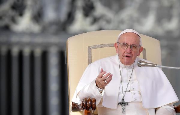 El papa Francisco ya inicio su gira por Hungría y Eslovaquia. (Foto Prensa Libre: EFE)