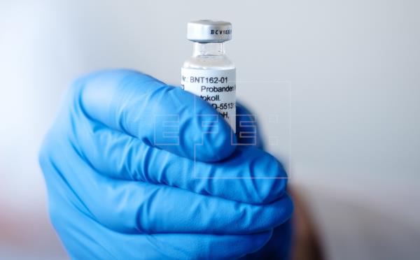 La vacuna desarrollada por Pfizer es una de las más aceptadas por diversos países en la lucha contra el coronavirus.  (Foto Prensa Libre: EFE) 