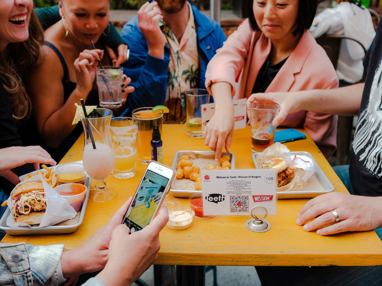 Diners at Teeth, un bar en San Francisco, el 9 de julio de 2021. Teeth comenzó a usar menús digitales basados ​​en tecnología de códigos QR en agosto. (Ulysses Ortega / The New York Times)