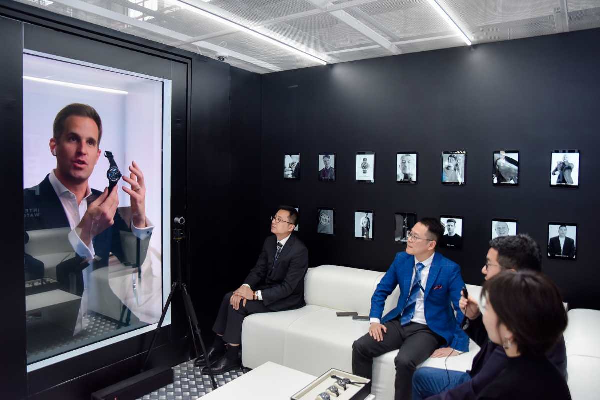  Christoph Grainger-Herr (izq.), CEO de IWC, apareció como holograma para hablar con clientes en Shanghai. (IWC) 