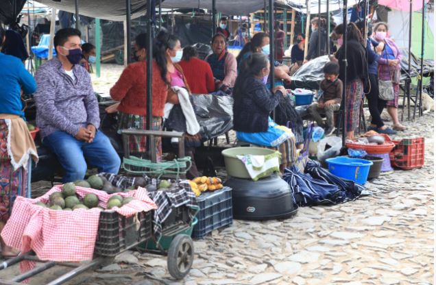 Vendedores se oponen al cierre de San Martín Jilotepeque para detener el avance del covid-19. (Foto Prensa Libre: Elmer Vargas) 