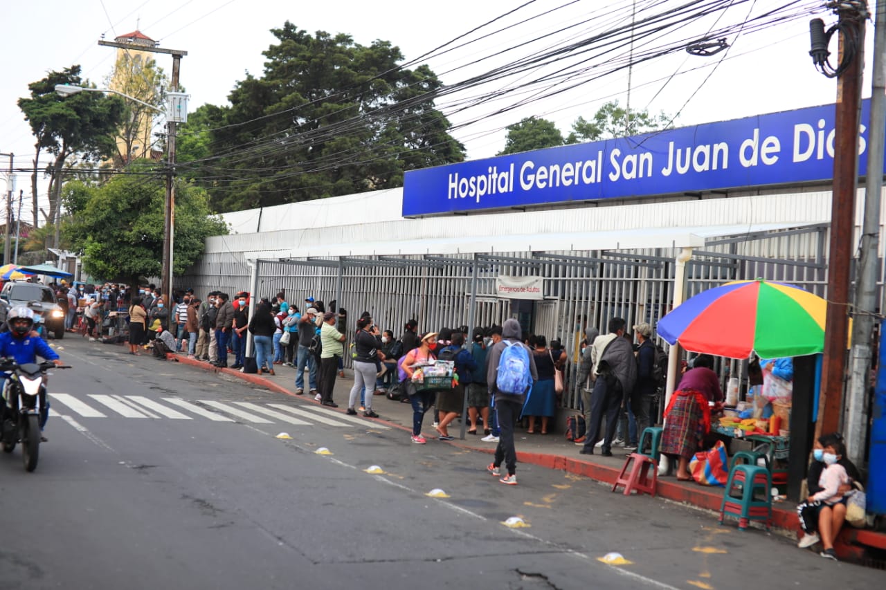 Autoridades del Hospital General San Juan de Dios confirmaron el fallecimiento del primer paciente con hongo negro. (Foto Prensa Libre: Carlos H. Ovalle)