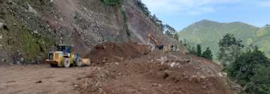 Socorristas utilizan maquinaria para retirar rocas y tierra que dejaron sepultados varios vehículos en Tajumulco, San Marcos. (Foto Prensa Libre: Conred)