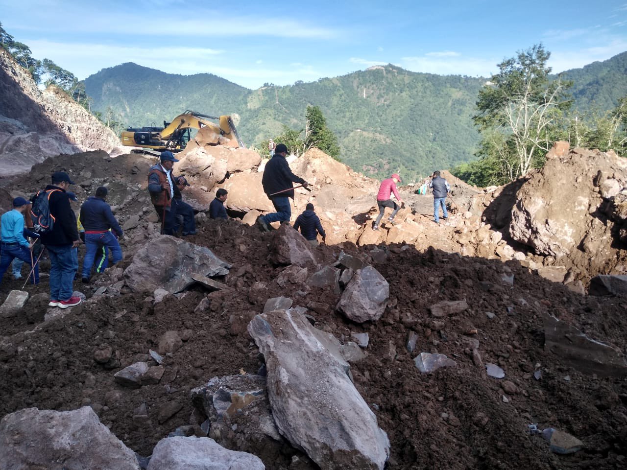 Socorristas fueron apoyados con maquinaria para retirar los escombros que dejó un derrumbe en Tajumulco, San Marcos. (Foto Prensa Libre: Conred)