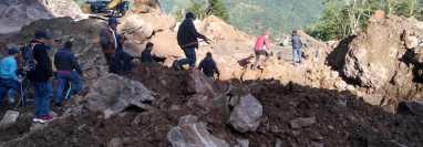 Socorristas fueron apoyados con maquinaria para retirar los escombros que dejó un derrumbe en Tajumulco, San Marcos. (Foto Prensa Libre: Conred)