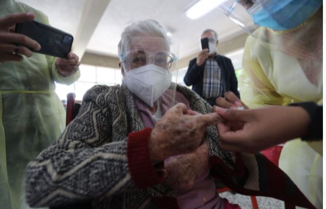 Teresa Eulalia Gaitán Morales, de 100 años, fue vacunada contra el covid-19. (Foto Prensa Libre: Erick Ávila)
 
